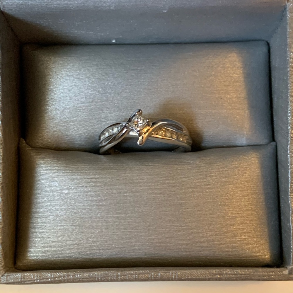 Zales 10K White Gold 1/5CT Diamond Ring. Size 6.